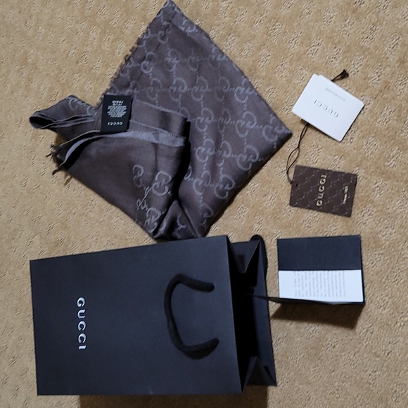 Gucci 70cm x 200cm wool/silk shawl scarf brand new - Picture 2 of 5